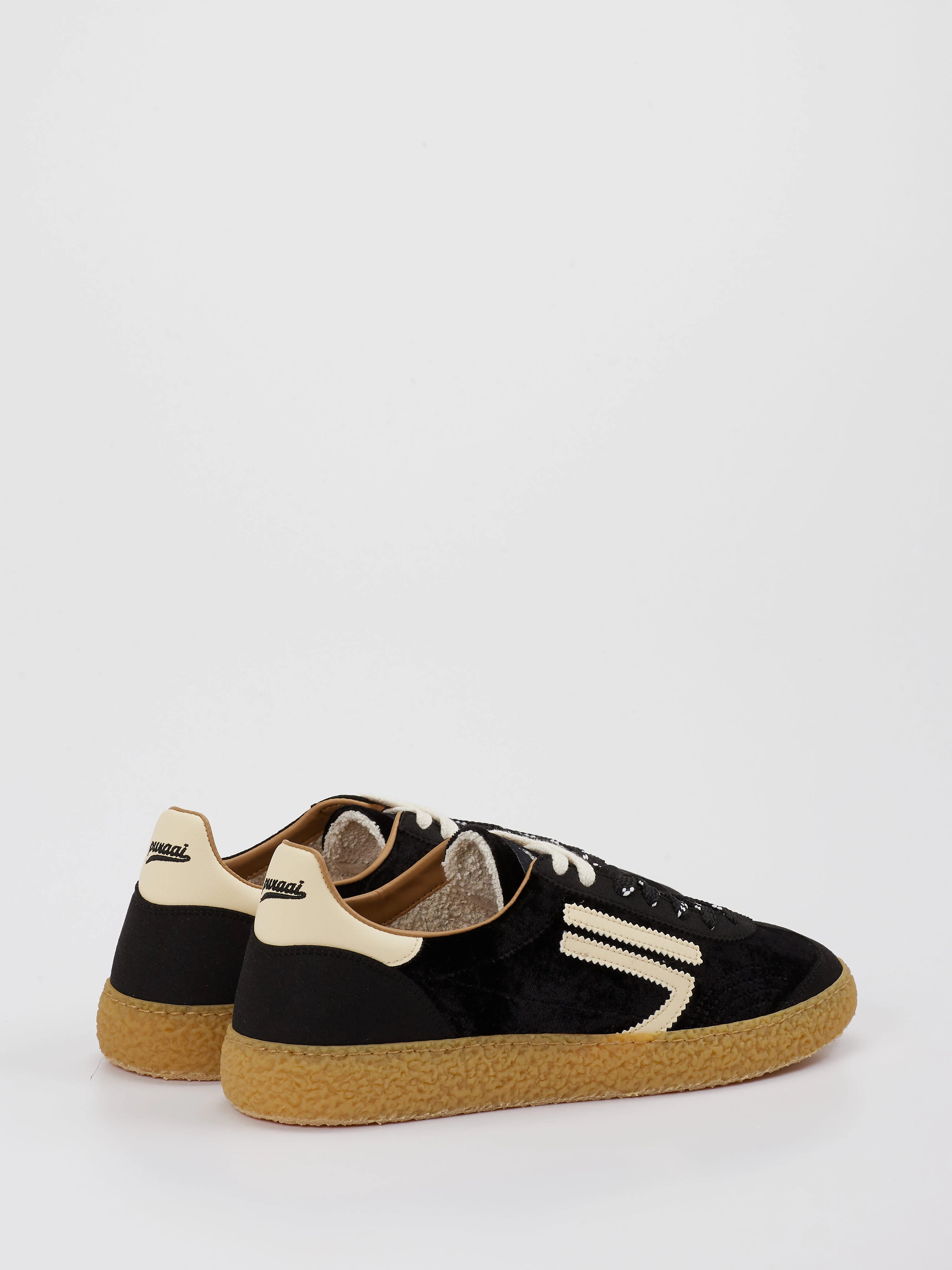 Sneaker Caviar puraai