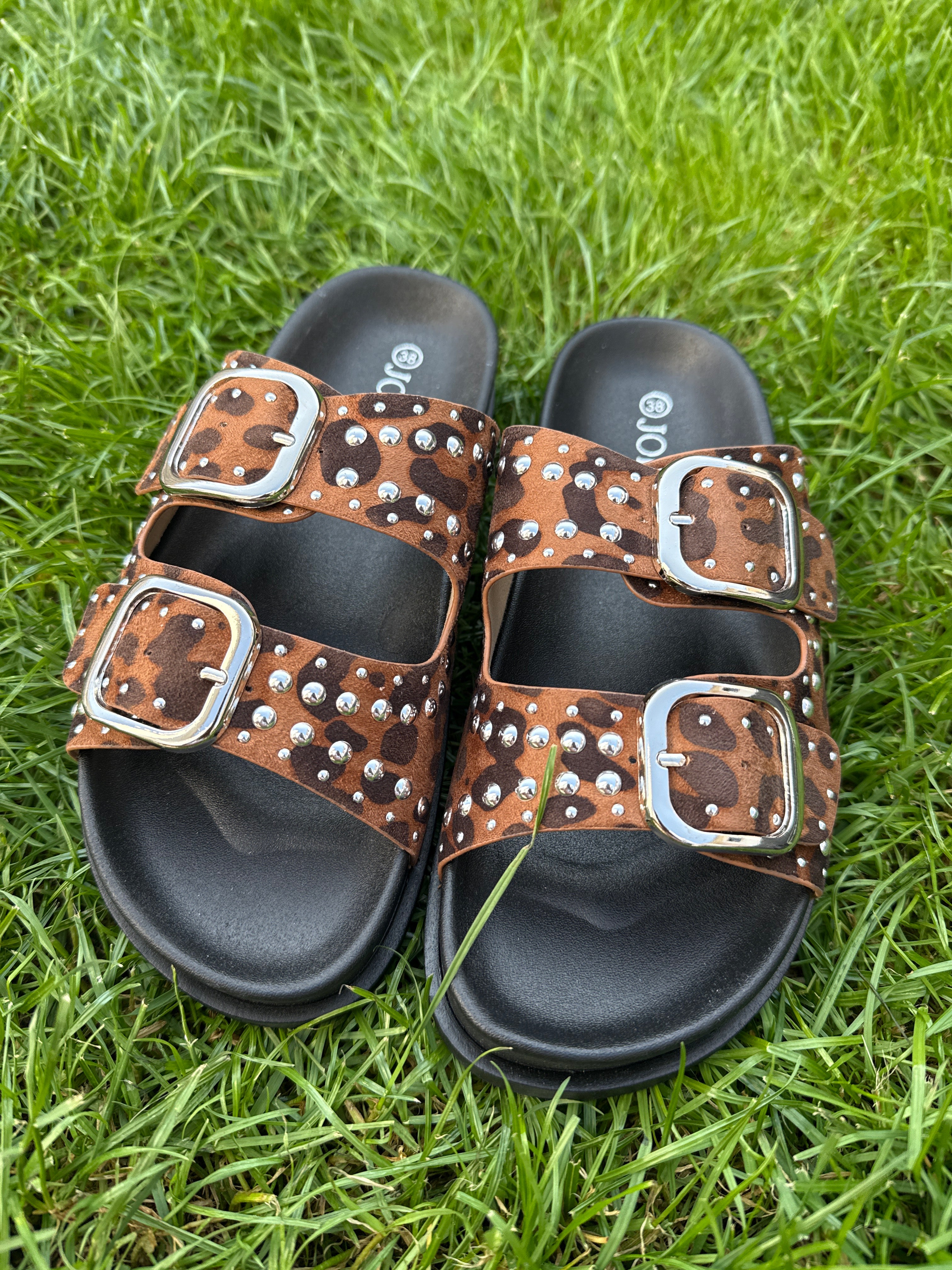 Schuhe Schlappen Nieten Leo