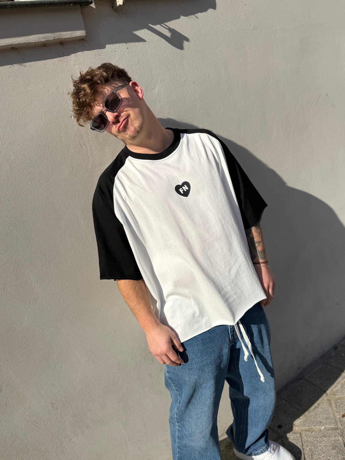 BE DIFFERENT - T-SHIRT