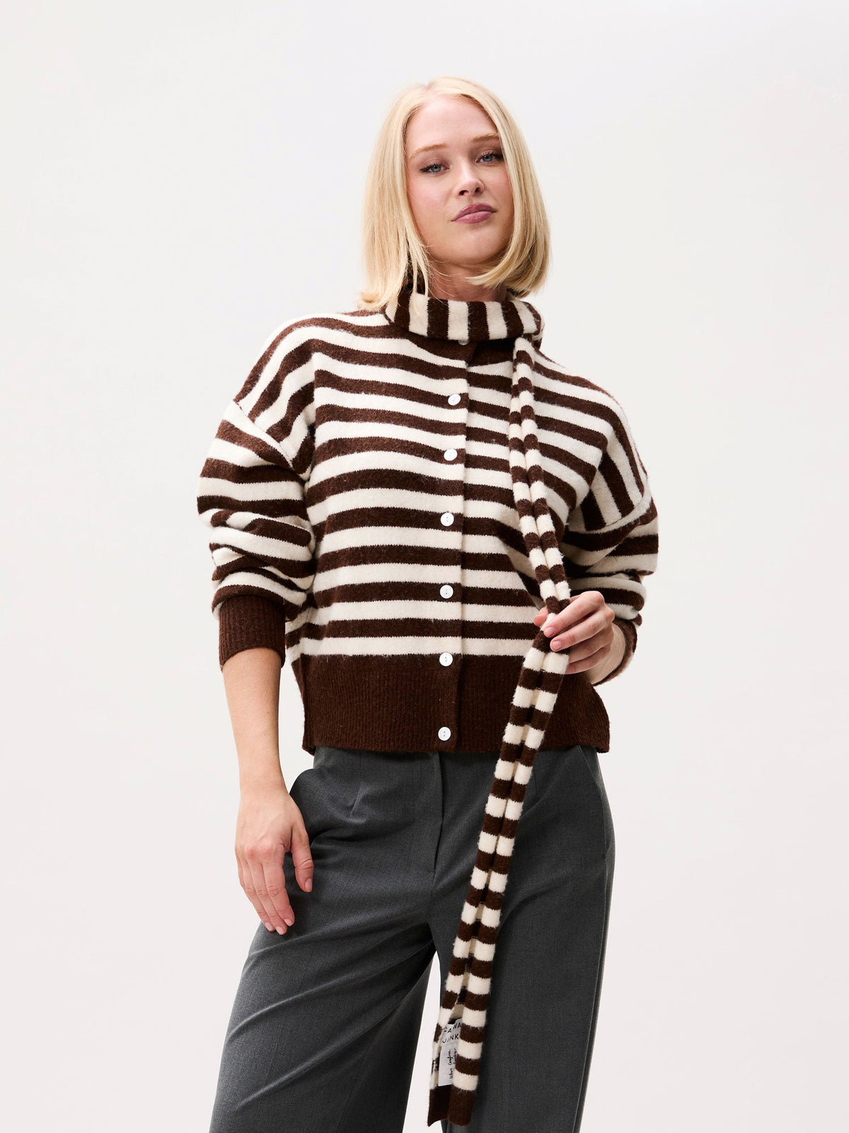 Catwalk Junkie gestreifter Cardigan Brownie – Stylingansicht