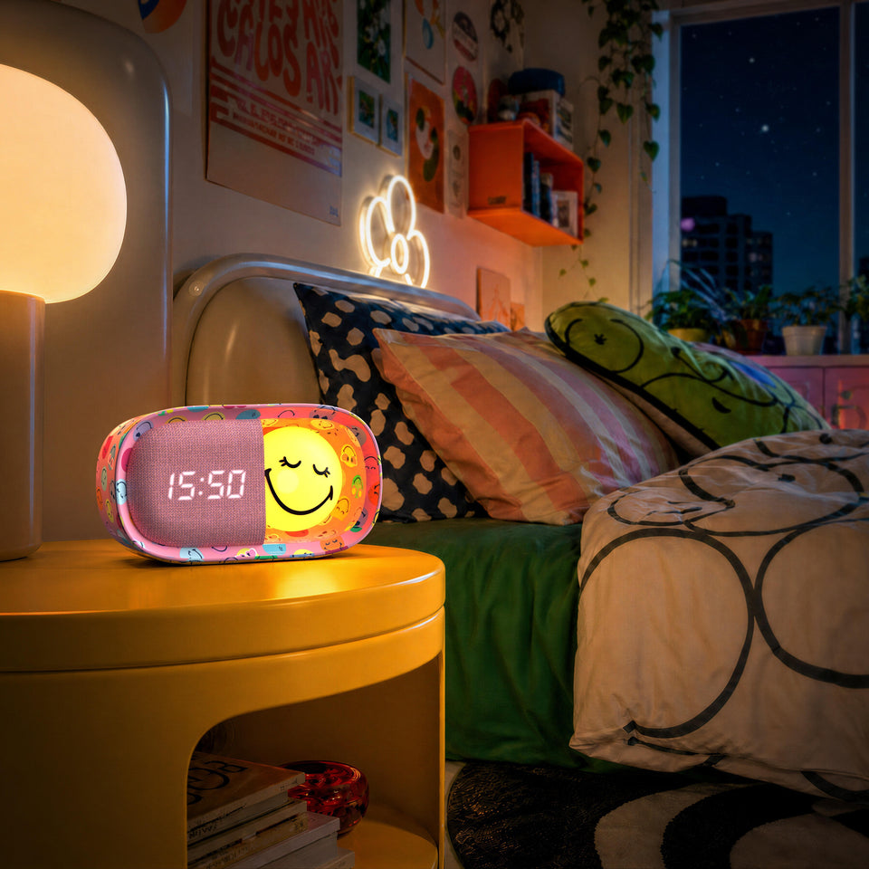MOB x SmileyWorld Dreamy Clock in Rosa im Kinderzimmer