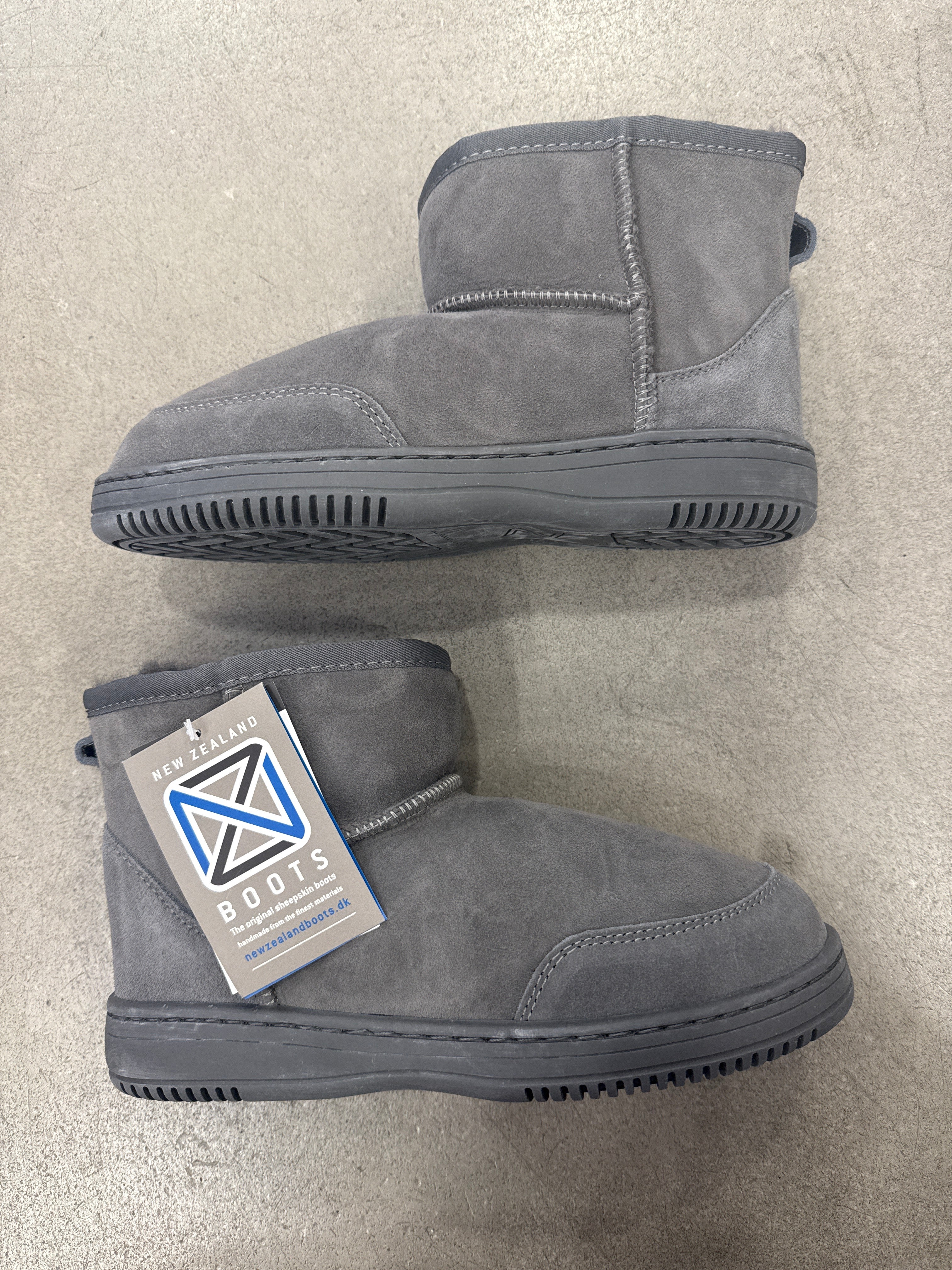 Boot New Zealand grey
