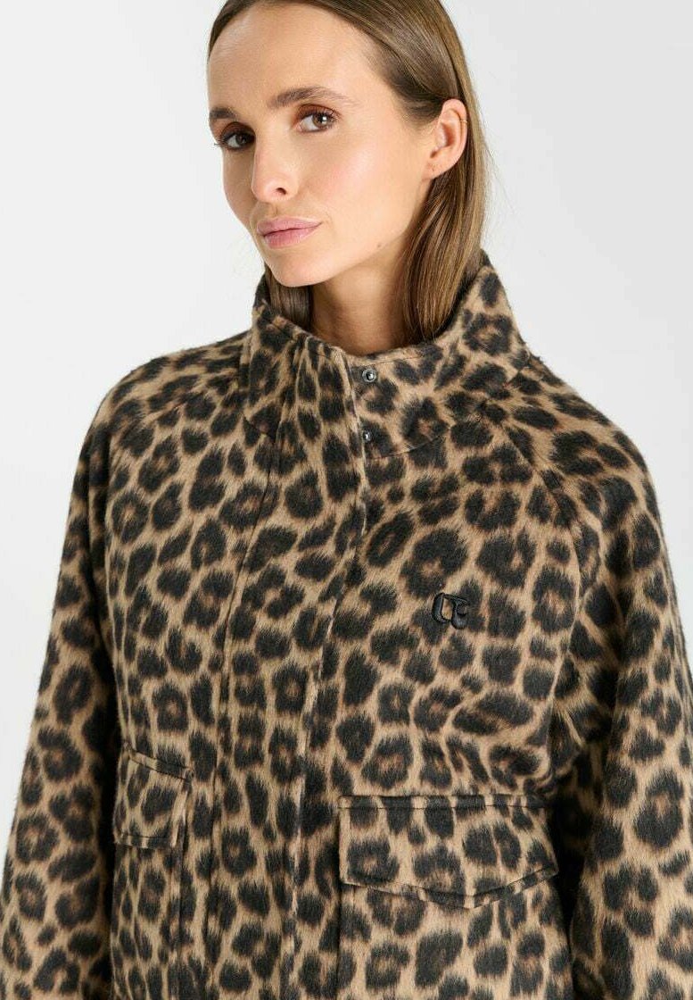 Zoleo Jacke – Detailansicht Stehkragen und Taschen