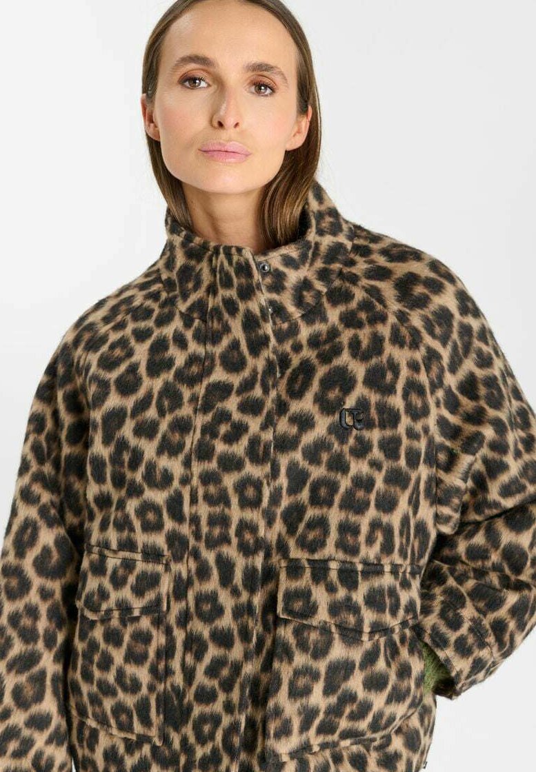 Zoleo Jacke – Frontansicht mit Animal-Print