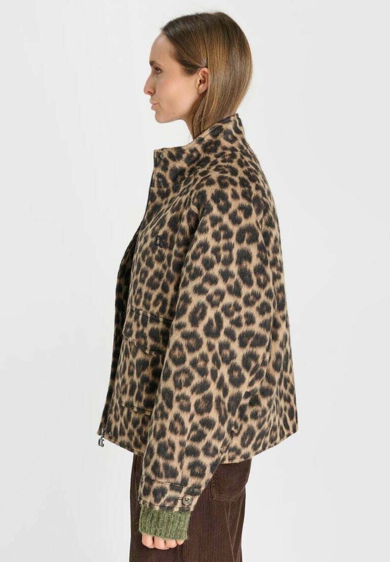 Zoleo Jacke – Rückansicht mit Animal-Print