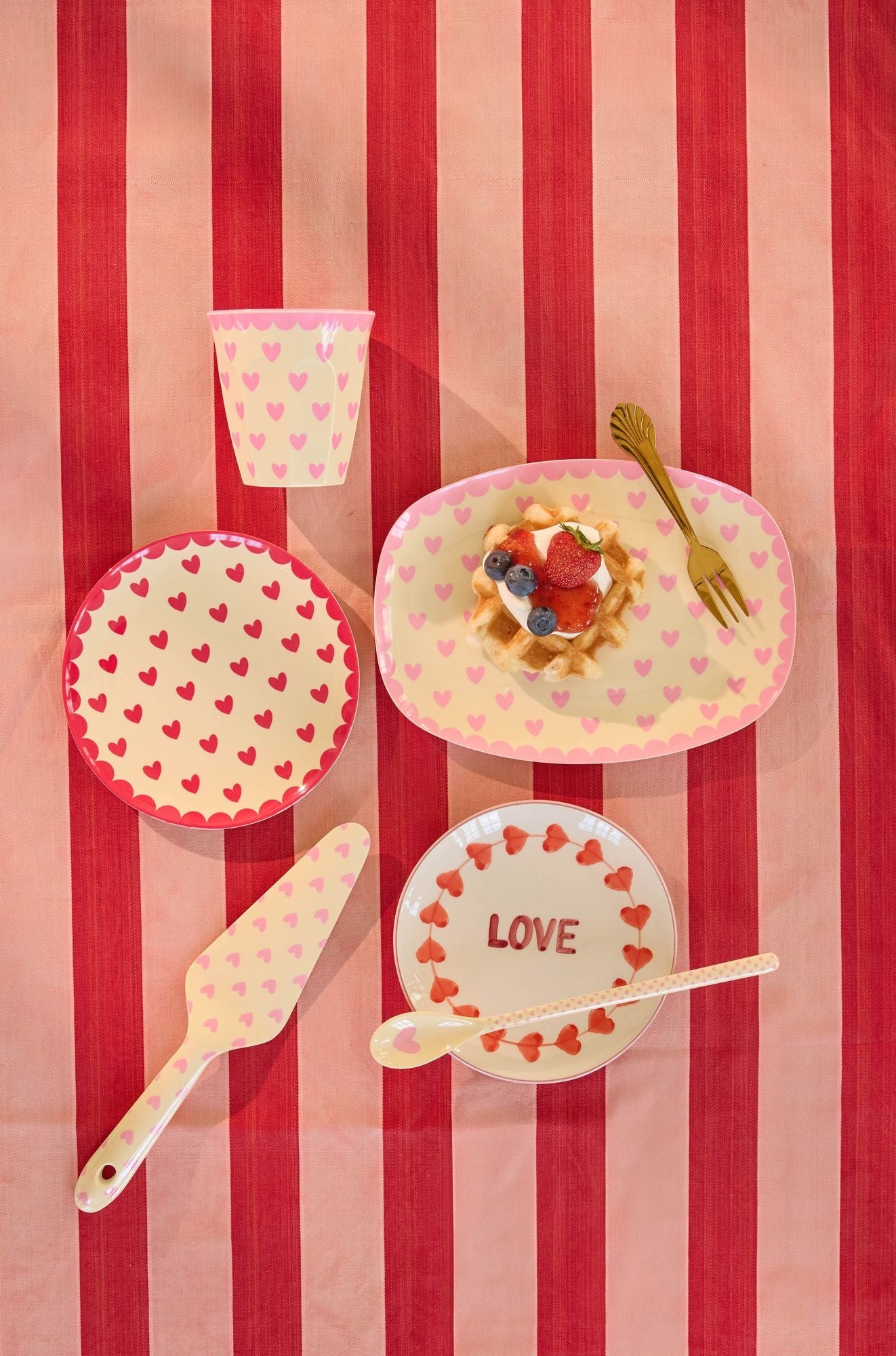Rice Favorite Hearts Melaminteller in einer Tischszene